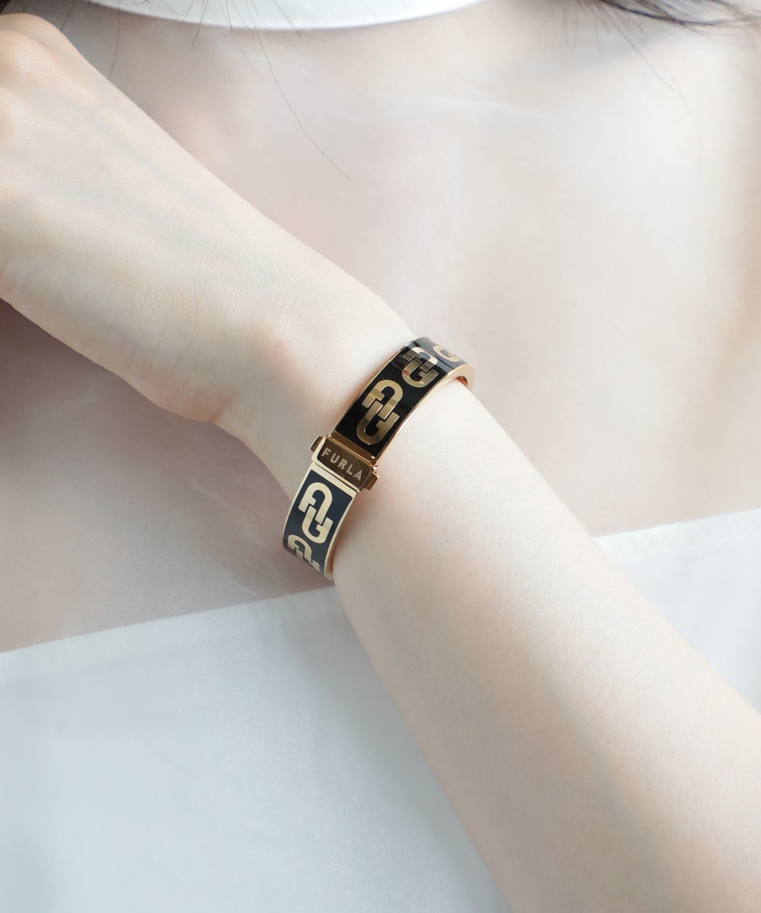 【新品】FURLA ARCH BANGLE ブラック×ゴールド　バングル 新品】FURLA ARCH BANGLE ブラック×ゴールド バングル