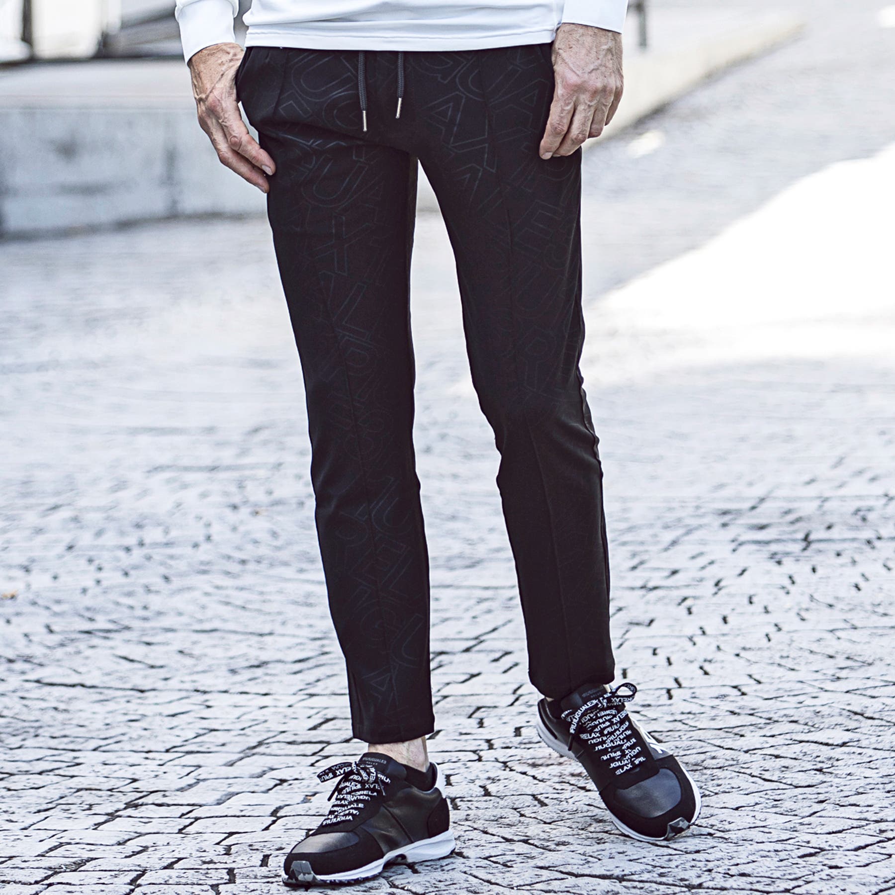 1PIU1UGUALE3 RELAX 4WAYダブルクロス総柄ロゴスラックス[品番