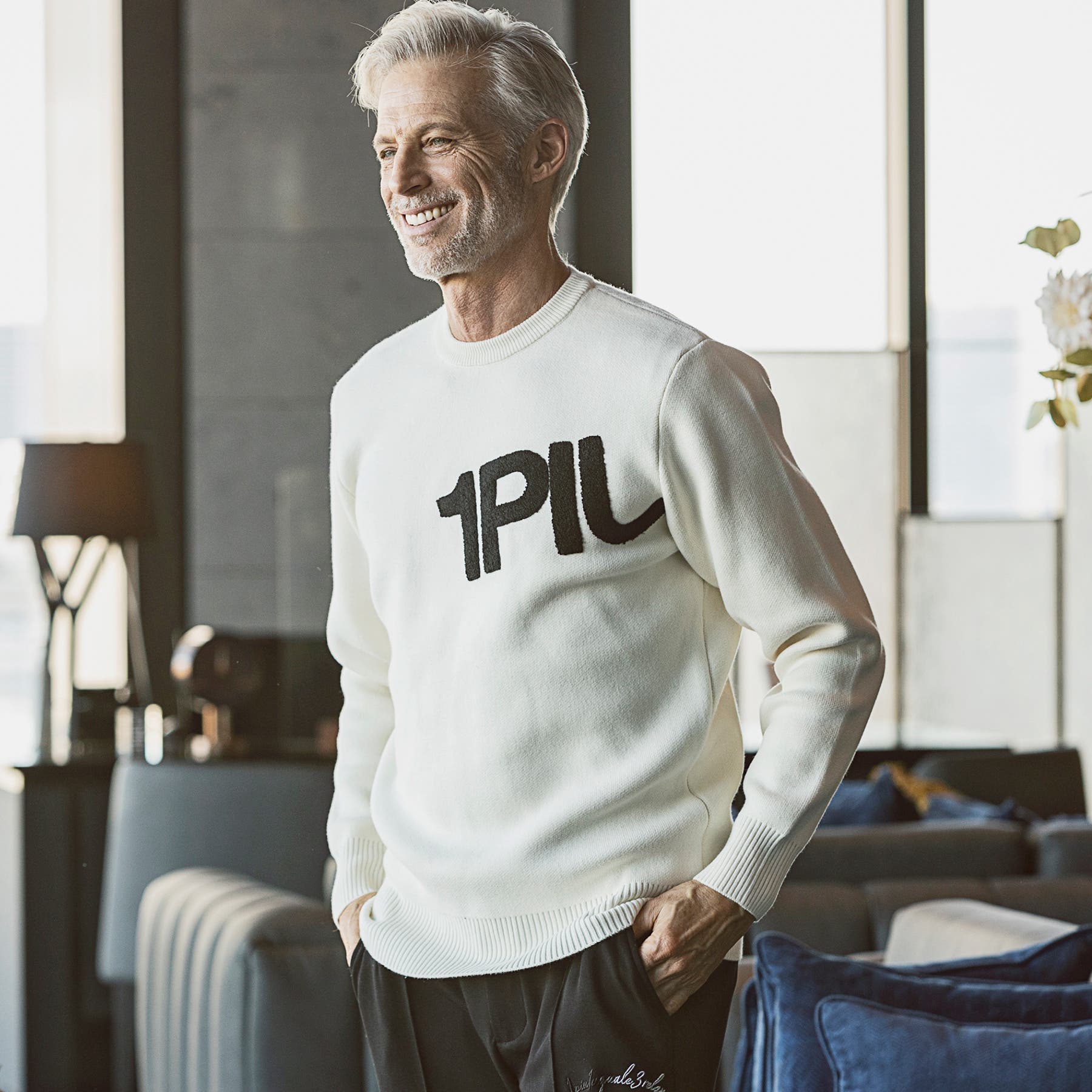 1PIU1UGUALE3 RELAX サガラ刺繍ロゴクルーネックニット[品番