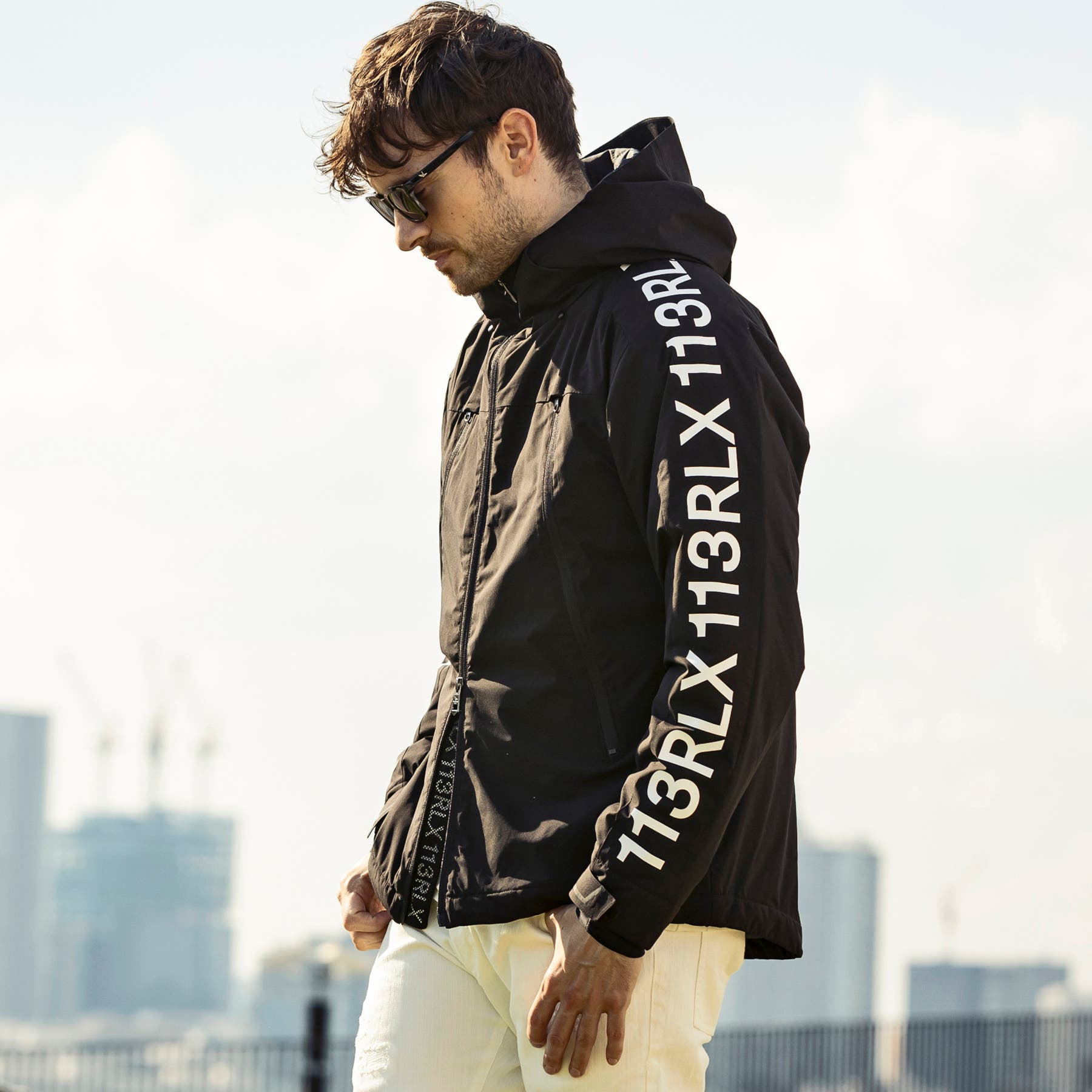 1PIU1UGUALE3 RELAX スリーブロゴマウンテンパーカー[品番