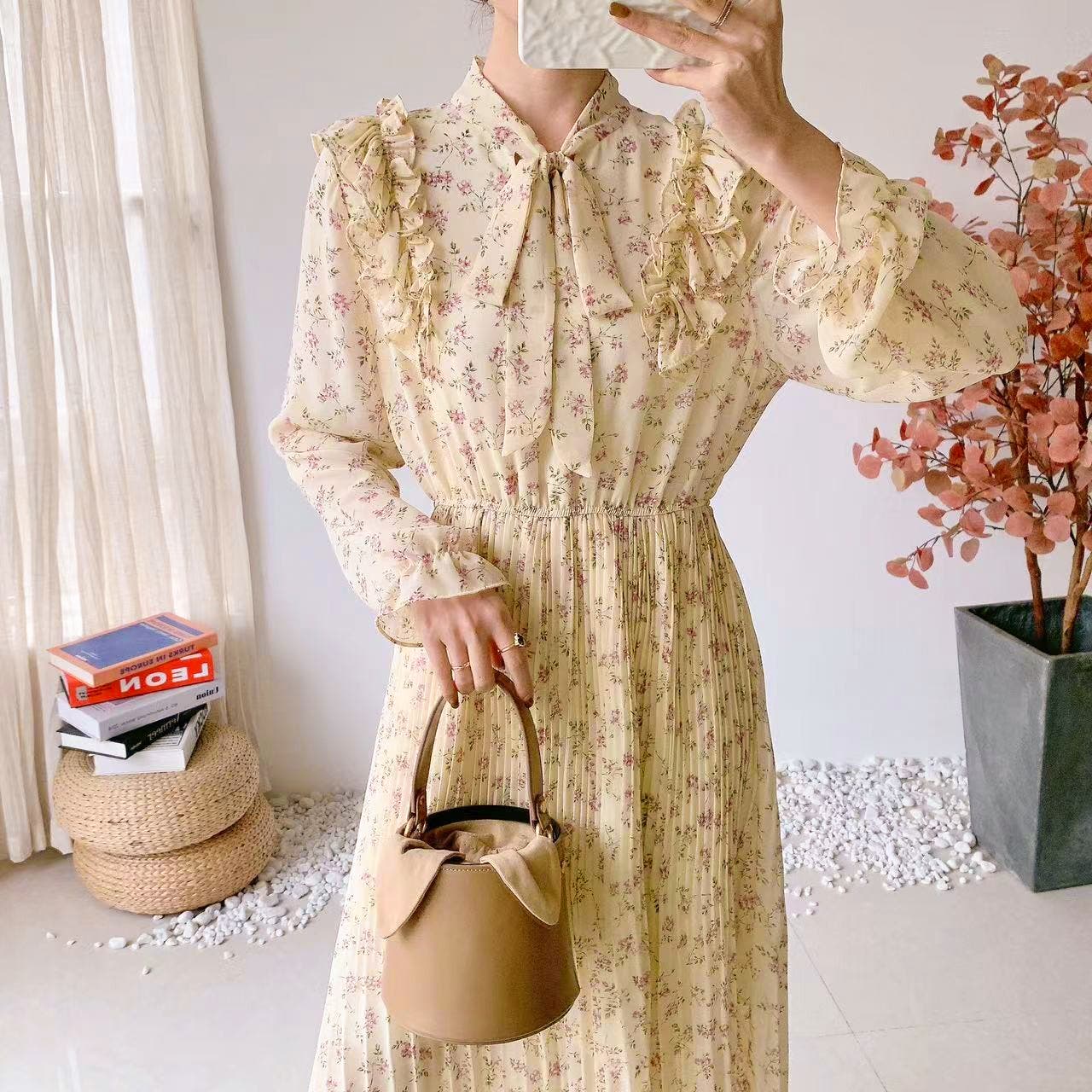 [美品]LoisCRAYON ひざ丈ワンピース 花柄 蝶々柄 ボウタイ プリーツ 美品]LoisCRAYON ひざ丈ワンピース 花柄 蝶々柄 ボウタイ プリーツ 花