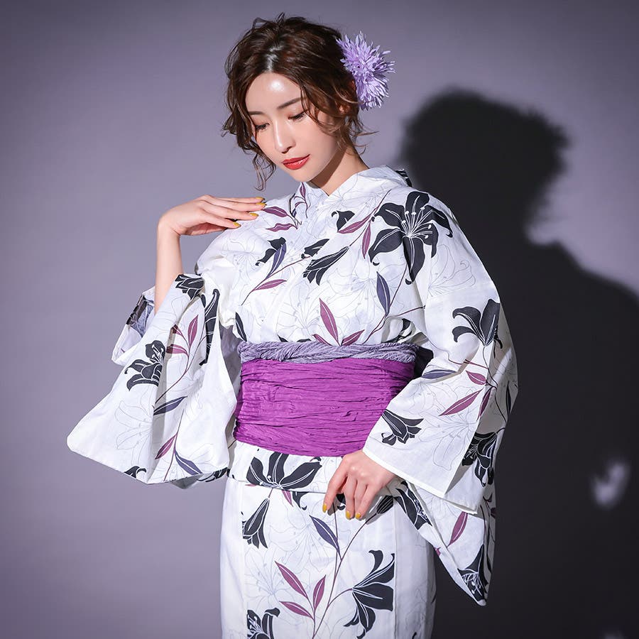 美品 浴衣 百合 浴衣 3点セット（浴衣/半幅帯/下駄） 2024 灰色系 グレー 白