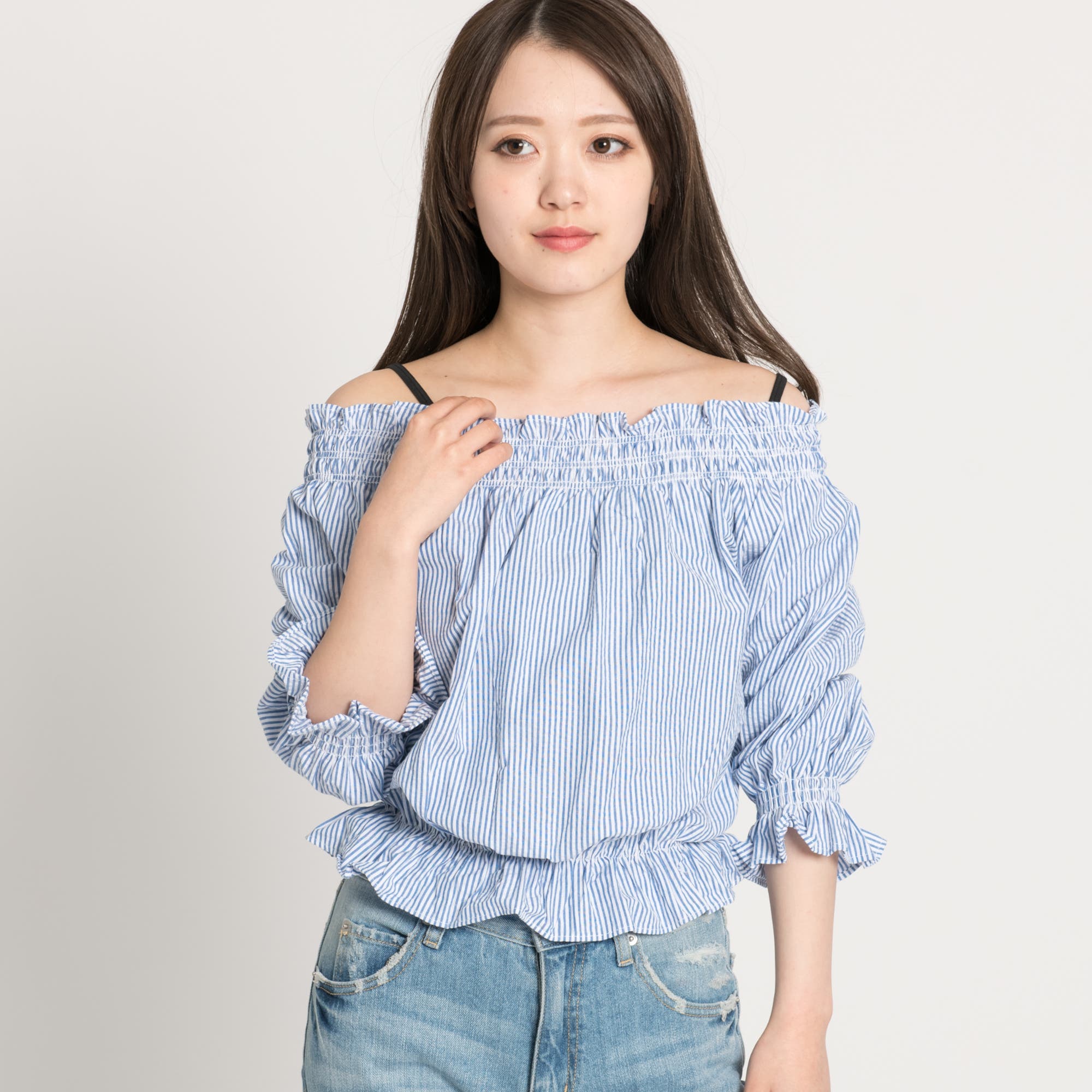 ブラウス シャツ 夏 半袖 大人ガーリーに見せる。2wayオフショルフリル 