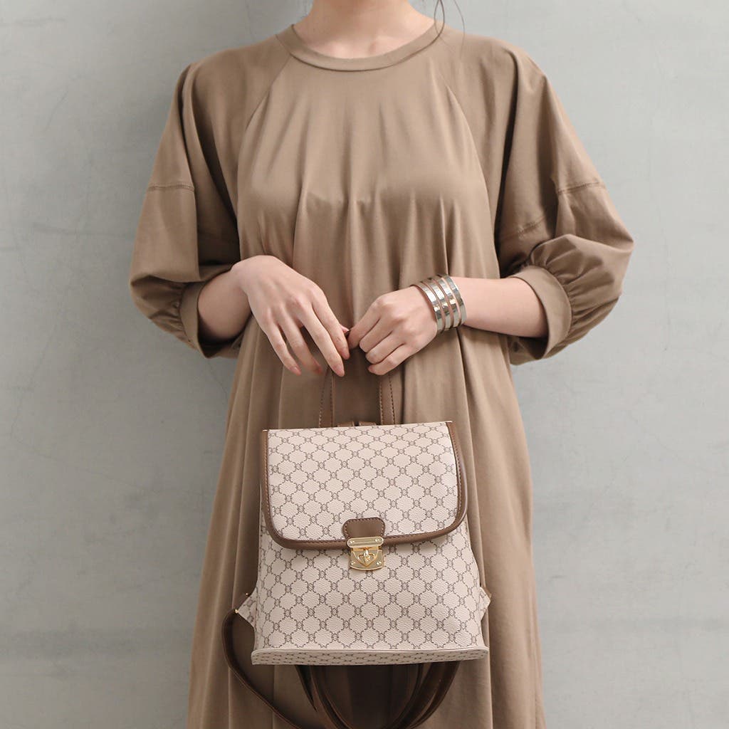 コーディネートのアクセントになる総柄バッグと小物