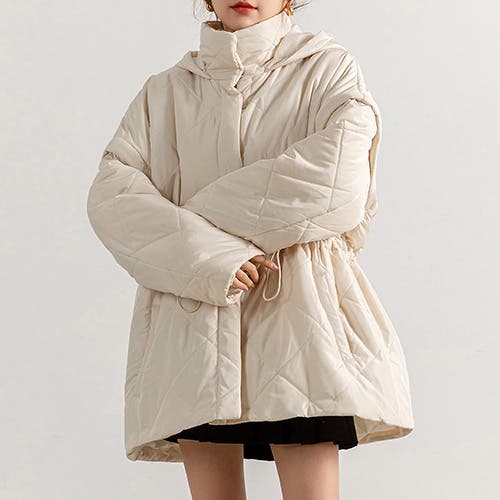 重ねない美しさ。冬の主役トップス