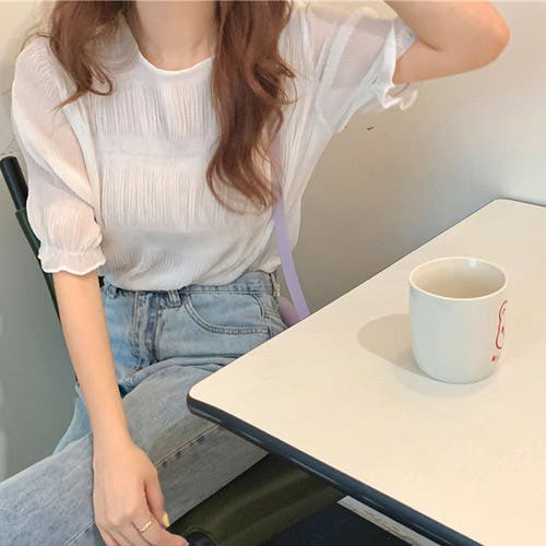 やわらかな表情をまとう、エアリーブラウススタイル