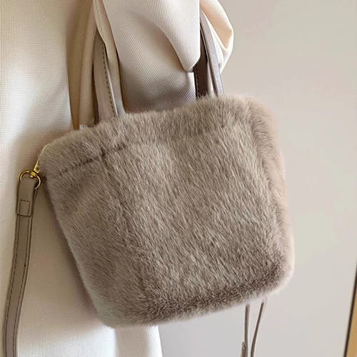 冬コーデを洗練させる“質感バッグ＆ポーチ”