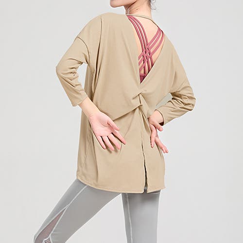 動きをしなやかに見せる、冬のヨガスタイル