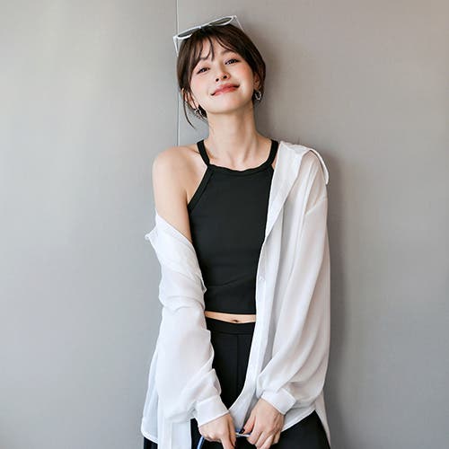 抜け感を纏う、大人のレイヤードスイム