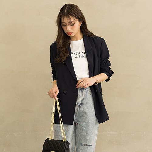 軽やかさで差がつく、3月中旬のトップス