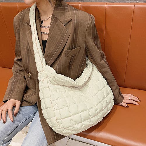 佇まいで魅せる、大人のウィンターバッグ