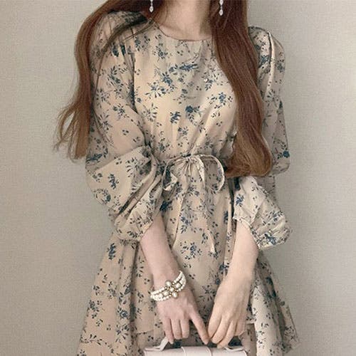 花柄をまとって楽しむ、秋のレディスタイル