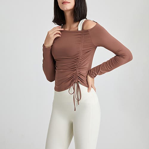 季節の変わり目に整える、バランス重視のヨガウェア