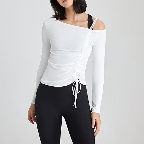 動きとラインを美しく整えるヨガスタイル