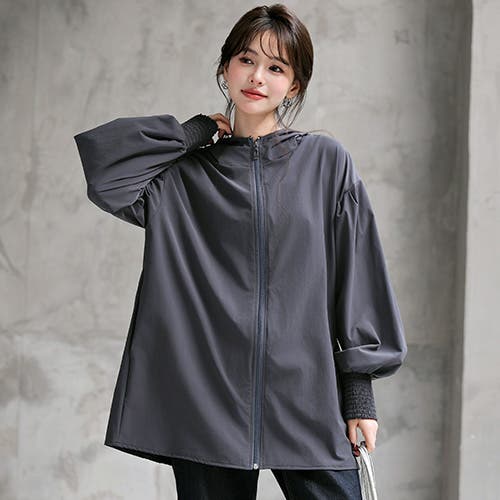 春の外時間に備える、洗練ラッシュガード