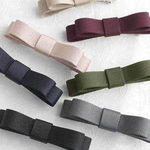 デイリーで使いたい、きちんとシルエットのリボンバレッタ