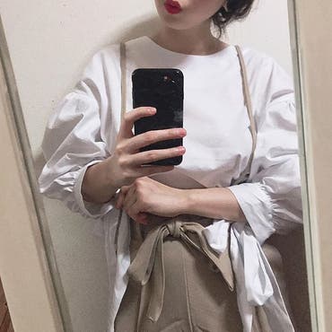 届いた春服をキテミタ。
かわいすぎてます◜ᴗ◝
バルーンブラウスは
袖にリボンがついてて
腕がぽわんとして
着痩せにもなる（´-`）.｡oO

ついでにiPhoneケースも
新しく黒にしました❤︎
近くで見るとアルミホイルみたいな
ぐにゃぐにゃ模様〰💡  #fashion 
 #coca 
 #reedit  
 #shoplist 
 #newin 
 #spring 
 #オールインワン 
 #バルーンブラウス 
 #お洒落さんと繋がりたい 