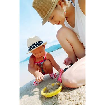 .
 #休日 
 #休日の過ごし方 
 #貸し切りビーチ 
 #海水浴 
 #姉妹 
 #母娘 
 #スイムウェア 
 #水着 
 #今年初海 
 #夏の思い出 
.
午前中仕事からの保育園昼お迎え後
やっとの初海姉妹と行ってこれた🌊🏄🌊
イラも出て無くて、人も居なくて
のんびり出来たっ🙌💕
次女、プールやお風呂と違うから
怖がるかと思ったけど長女のテンションに
乗っかるように楽しんでました🤗
そして、姉妹の黒さが更に際立ちました😂😂
母も肩焼けした様子😬
脚と腕の焼け具合の差が恥ずかしい
shoplist_official