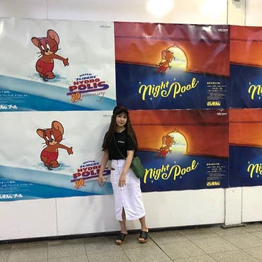 最近で一番好きな広告🐭の前で写真撮ってもらったーーー☺️❤️
ジェリーがあまりにも可愛くて愛おしい。としまえん去年もマリリンモンローだったしプール感全くなくて大丈夫かなってこっちが心配になるぐらい可愛い！
.
 #ootd 
___________________________
👕  @naning9_   #naning9  .
👗  @newlyme_official  🔍: 526387
🛍  @louisvuitton   #louisvuitton  .
____________________________ .
.
. 
 #Newlyme   #Newlyme_yumegirl   #pr   #きょコ    #code  #오오티디  #shoplista   #スナップミー 
 #としまえん   #ootd   #tomandjerry   #トムとジェリー 