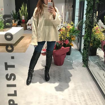 オフィスでミラーセルフィ😇❤️
ボタニカル感がすごい（笑）
____________________________ .
Tops   @helk_nagoya  
Pants  @newlyme_official  
Boots  @newlyme_official  
____________________________ .
.
.
.
 #Newlyme   #Newlyme_yumegirl   #pr   #きょコ    #code  #오오티디  #shoplista   #スナップミー   #ootd   #サイハイブーツ   #ニーハイブーツ   #kneehighboots 