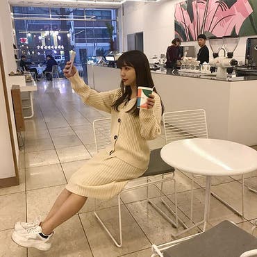 もう日本帰ってきたんだけど韓国投稿🙆‍♀️
韓国で美容院いって気づいたらパッツンになってたよ、気に入ってる😂❤️
.
この  @newlyme_official  のセットアップ可愛いねん！
setup: 品番526974
.
.
 #韓国カフェ   #ソウルカフェ   #seoulcafe 
 #sayuri_ 🇰🇷matome  #明洞   #明洞カフェ  #서울카페  #ニットアップ   #セットアップ   #カーディガン  
 #Newlyme   #Newlyme_yumegirl   #pr   #きょコ    #code  #오오티디  #shoplista   #スナップミー   #ootd 