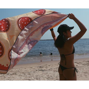 🍕🍕🍕
・
水着とビーチマットは
 @shoplist_official  のやつ♥️
・
 #SHOPLISTA   #SHOPLIST   #swimwear   #pizza   #beach   #sea   #beachgirl 
