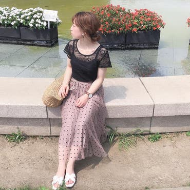 ✔恐竜博2019🦖🦕
行ってきました◎
*
*
*
こんばんは🌙
いつもご覧頂いてありがとうございます🙏🏻
*
*
最近はめっきり夏らしくなって、
暑い日が続いてますね💦
*
今までは夏休みなんて
全て仕事でなかったので、
27年間生きてきて
初めて夏バテしてます🤢🤢🤢
*
そんな本日は、
国立科学博物館にて開催されている
恐竜博2019へ行ってきました◎
*
*
もうね！興奮！(語彙力)
私、歴史資料館は行ったことあっても、
博物館って初めてで♡
*
それなりに考古学とか好きなので、
恐竜の化石には大興奮しました😍
*
ただ、私よりも
ティラノサウルス好きの
娘が興奮していて、
娘より主人が興奮しているという…笑
*
危うく主人が迷子になるとこでした😂
*
それにしても、人が多い！笑
*
骨の細部まで観察したい
研究型の私としては、
期間が終わる前の空いてる時に
もう一度行きたい…！
*
レストランも1時間待ちだったので、
これから行かれる方は
お昼の時間ずらすと良いかもです💡
*
お弁当を持参されてる方もいたので、
お近くの方はそれでもいいかも◎
*
夏場なんで食中毒にはご注意⚠️
*
*
そんな今日のコーデは、
ドット柄のチュールスカートに
レースTシャツを組み合わせ👗
*
どちらともSHOPLIST様です♡
( shoplist_official )
*
暑かったので、通気性良くてGood👏🏻
*
ヘアアレンジは低めのお団子🍡
*
*
そしてスワイプ2枚目👉🏻
*
イヤリングは久々に着けましたが、
安定のAmiria様のもの♡
( amiria_jpn )
*
サンダルも安定のtitivate様♡
( titivatejp )
*
電車内で、このサンダル履いてる方
多く見かけましたが、
やはりどんな服にも合いますね〜😊
*
*
*
 #恐竜博2019   #国立科学博物館   #上野公園   #上野   #きょコ   #今日のコーデ   #TDOF   #ママコーデ   #休日コーデ   #お出かけコーデ   #チュールスカート   #レースTシャツ   #パーソナルカラー   #化石   #SHOPLIST   #shoplista   #titivate   #夏休み   #おでかけ   #おちびの輪   #おちびコーデ   #locari   #lucrajp   #ponte_fashion   #きはむのコーデ   #女の子ママ   #夏コーデ   #シンプルコーデ   #ママリ   #ママリミニママコーデ 