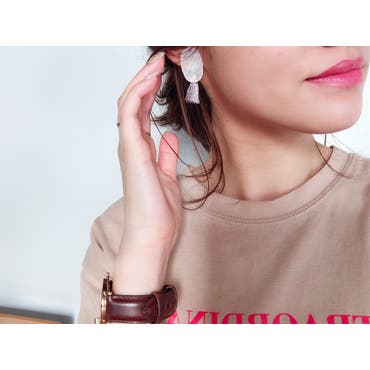 ✔️
こんばんは。
珍しく起きてます☝️
・
昨日つけてた #newin  のピアス♡
色違いでGETしました♡
・
キャッチにフリンジがついているので、コーデに合わせてカスタマイズできます♡
・
べっ甲色合いも大人女子な感じで好きです😘
・
☑︎のあるアイテムはプロフィール欄のURLから飛べます☺︎
ーーーーーーーーーーーーーーーーーーーーーー
tops:  #ロゴTシャツ   @coca_official_store  
pierce: ☑︎ #ピアス ： #pierrot   @pierrot_shop  (km1612-042013)
 #SHOPLISTA 
 #SHOPLIST 
 @shoplist_official  
 @woomy .me 
 #ショップリスタ 
 #woomy 
 #locari  #ponte_fashion   #mama  #mamafashion 
 #mineby3mootd  #mamagirl    #mama  #ootd  #museco 
 #ママ  #ママファッション   #大人カジュアル  #ママコーデ  #今日のコーデ  #白  #おしゃれさんと繋がりたい  #30代ファッション  #ミューズコー  #アクセ  #べっ甲  #フリンジ 