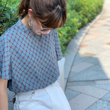 暑い夏に 無敵アイテム登場🌞
フレアスリーブなので風通しgood！
生地はサラサラで着心地も◎
夏らしくホワイトのボトムスで合わせたい！ ------------------------------.
 #トップス 
 #夢展望 
🔍［フレアスリーブ 裾シャーリングトップス］

 #ピアス 
 #creamdot 
🔍［レトロヴィンテージ風フープピアス］
------------------------------
. 
 #SHOPLIST   #SHOPLISTA   #LiSTA   #ショップリスト   #ショップリスタ   #shoplist_ootd   #プチプラ   #プチプラコーデ   #インスタコーデ   #プチプラコーディネート  #着まわしコーデ   #インスタファッション  #コーデ   #コーディネート   #ヴィンテージ風  #ブルーコーデ  #パンツコーデ   #ホワイトコーデ    #ホワイトデニム   #カジュアルコーデ   #オフィスカジュアル   #夏コーデ  #柄シャツ   @shoplist_official 