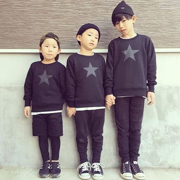 ・
真っ黒〜🖤
・
黒地に黒で★プリント🖤1000円きってた🖤
大好きが詰まっててこれは避けて通るの無理🤦🏻♀🖤
・
SHOPLISTの #devirockstore で🖤
長男 131cm 130
次男 115cm 120
三男 108cm 110
着用です🏻
・
SHOPLISTは @ayay__04 👈🏻私のプロフィールTOPから飛べますよ🤝🖤
#ショップリスト #shoplist #SHOPLISTA
・
今日は謎の遊びをする三人を動画におさめたので後ほどアップさせてもらいまーす🙌🏻
・
#本日の三兄弟 👦🏻👦🏻👦🏻