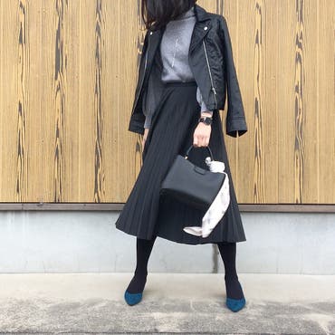 おはようございます✨
＊
お返事前に失礼します。
＊
昨日でやっと柿が終わりました🙌←喜び爆発😭😭
＊
ご褒美に  @vamps_insta  
のLIVE DVDを買おうと企んでいるのですが、一つ疑問がありまして…
＊
詳しい方いらっしゃったらお伺いしたいんですが、ブルーレイはプレステ3で再生出来るのでしょうか？
＊
初回限定数量限定のMA-1付きのが欲しいんだけど、
ブルーレイ版しかなくて…今まで DVDしか買ったことないから、見られるか不安で😅😅
＊
販売サイトから問い合わせしようとしたら、何回やってもエラー出るし😭😭
＊
あのMA-1をダボっと着たハイドさん  @hydeofficial  の可愛さにやられた🙈🙈←ハイドさんは何着ても美しいんだけどね🤤🤤
＊
コーデはグレーとブラックにシルバー小物で♪
＊
グリーンのパンプス合わせやすい❤️
＊
2枚目でニットの可愛いシルエット伝わるかなぁ😊😊
＊＊＊
 #ライダースジャケット  → #SHOPLISTA   #ショップリスト   #SHOPLIST    @shoplist_official    @futier_land  ＊
👚バルーン袖ニット トップス グレー (1110-gt30)→  @lagemme9661   @rakuten_lagemme  
 #楽天ラジエム   #ラジエム   #lagemme  ＊
スカート（昨年、S）→ #uniqlo   #ユニクロ   #uniqloginza 
 @uniqlo   @uniqlo_ginza  ＊
 #ネックレス ： #ルピス   @queen .lupis (o871)
＊
ブレスレット、⌚️時計→  @danielwellington  ＊＊＊
15％OFFクーポンコード【ten522】
有効期限2017年12月31日
＊＊＊
11月1日より、公式ホームページ
http://www.danielwellington.com/jp/
にてクリスマスキャンペーン開催中🎄
・腕時計と他の任意商品を合わせて購入する場合、商品金額が10％OFF
・クリスマス限定ラッピング無料
・日本全国送料・返送料無料
・15％OFFクーポンコードと併用可能
＊＊＊
👜鞄→  @spickandspan_jp  
 @marco_bianchini_bags 
＊
👢靴→  #アミアミ   #amiami_shoes 
 @rakuten_official   #R_fashion   #楽天お買い物部   #R_fashion_amb 
＊＊＊
 #locari   #ootd_kob   #ponte_fashion   #mamagirl   #4yuuu    #mineby3mootd  
 #ootd    #saitaplus   #プチプラコーデ   #ユニクロきれいめ部   #ユニジョ   #ハタラクユニクロ   #ユニクロオフィスコーデ部 