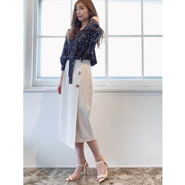 インパクトのあるドットのタイ付きブラウスにキメすぎない素材のきれいめなスカートでスタイリングしました。
足元はサンダルで抜け感を。