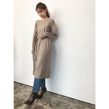 ふんわりとしたやわらかい風合いの3wayロングニット×デニムでシンプルなコーデに！
足元はポインテッドブーツで合わせて大人な雰囲気に。