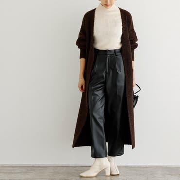 マニッシュな雰囲気をトレンドで作る“フェイクレザーテーパードパンツ”にホワイトのブーツを合わせてこなれ感たっぷりな着こなしに♡