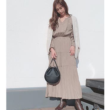 落ち感がとてもきれいなワンピースにボリュームのあるケーブル編みのニットカーディガンを合わせて柔らかく、女性らしい印象に仕上げました。