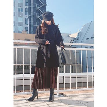 着丈があるケーブルニットにスエードのプリーツを合わせて今季らしいスタイルへ。
ブラックが主役の大人辛口コーデに仕上げました。