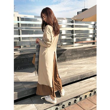 深めのバックスリットがポイントなので、ロングスカートと重ね着で合わせました。
足元はスニーカーでカジュアルスタイルに。