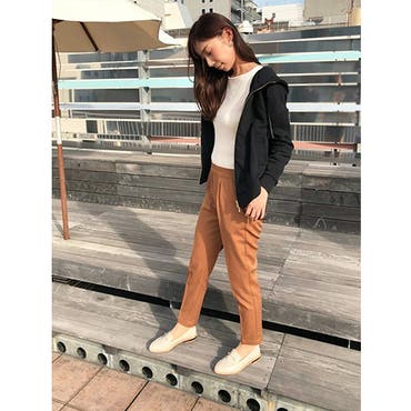 パーカー×キレイめのストレートパンツを合わせて大人カジュアルなスタイルに。
足元はローファーで少しハンサムよりにしました！