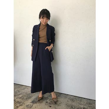 落ち着きのあるネイビーのセットアップで大人ONコーデに仕上げました。上下別々でもオシャレに着こなせるアイテムをセットアップ出来ることでさらにワンランク上のコーディネートに仕上げました。