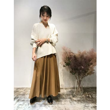 キーネックで女性らしさのある、ケーブルざっくりニット！全体的にゆるっと着用する点が今季のポイントです。全体のトーンはベージュをベースに組みました。
