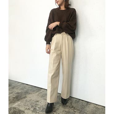 シンプルなアイテムはカラーと着こなしで大人が着るワントーンコーデに仕上げました。パンツのセンタープレスは足長効果がありトップスを少しインすることでスタイルUPが叶う着こなしに。
