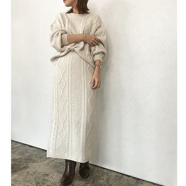 アイボリーで柔らかい印象のニットはセットアップで着ることで大人がシンプルに着るコーディネートに仕上がります。足元もブラウンのブーツを合わせワントーンを意識したコーデに。
