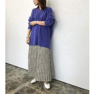 パープルでインパクトのあるニットは、トレンドを満載に取り入れたコーデに仕上げました。ゆるっと、ざっくりとしたシルエットが今っぽさをプラス。
