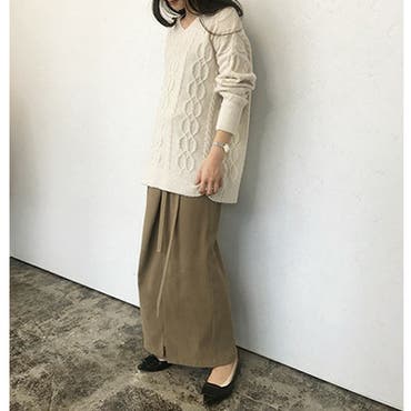 Iラインがキレイなシルエットのロングタイトスカートに合わせるのは、立体感のあるざっくりケーブルニット！ワントーンにまとめた色使いも旬な着こなしに。
