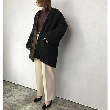 ボアテイストのオーバーサイズに、センタープレスが入ったキレイ目なワイドパンツを合わせ、カジュアルになりすぎない大人っぽさをプラス。足元はヒールパンプスで抜け感も忘れずに。
