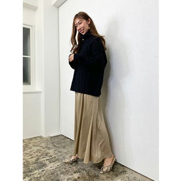 キャミワンピースにニットをざくっと着用しました。
着回しがきくワンピースは1つ持っておきたいitem。