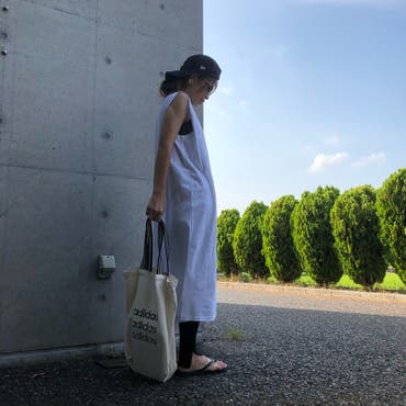 ・
・
⒦⒪⒩⒝⒜⒩⒲⒜🌴
・
 #newin  
安定のneweraキャップ❤️
まじ可愛いすぎじゃろ
・
はじめてのスリット入りワンピに、レギンス合わせ👗これまた可愛いやつやん☞
おチビな私でもいい塩梅で着れちゃう長さ
 #塩梅 ？今の子使う？🤣
・
ヘビロテ間違いなし(ﾟ∀三ﾟ三∀ﾟ) ｳﾎｰ! ・
 #shoplista   #トップス   #デニム   #ラフ   #シンプル 
 #instagram   #ig_japan   #ootd   #igfashion  #お洒落さんと繋がりたい   #fashion   #mamafashion   #大人カジュアル   #カジュアル   #カジュアルコーデ   #ワンピース   #ビーチサンダル   #newera   #サンダル   #プチプラファッション   #プチプラ   #今日の服   #今日のコーデ   #outfit   #mineby3mootd 