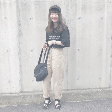 .
.
メンズライクコーデ😌💓
ブラック×ベージュ💭🍒
.
今日は  @shoplist_official  コーデです(﹡ˆ__ˆ﹡）︎❤︎❤︎
パンツは以前ストーリーで言っていたshoplistさんのものです！
and me というブランドになります😊💓
シルエットが予想通りやっぱりかわいい〜😭💞
.
サンダルも  @shoplist_official  さんのもので、e-zakkamania storesというブランドです😊💭
ボーイッシュなサンダルずっと欲しかったから嬉しいなぁ☺️🍒
.
Tシャツは  @gogosing_jp  さんのもの😻♡♡
.
pants →  #shoplist  
sandal →  #shoplist  
tops →  #gogosing  
bag →  #dickies 
cap →  #coca 
.
 #ショップリスト   #shoplist_ootd   #shoplista    #shoplist   #メンズライク 