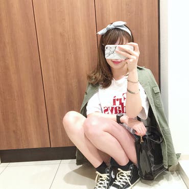 ☺︎ 2018/4/25
⋆﻿
⋆﻿
あたしの最大の弱点…🤦🏻‍♀️
⋆﻿
それは
 #猫舌  なこと👅💦
⋆﻿
⋆﻿
子どもの頃から極度の猫舌で
出来たてのシチューやカレーなんかは
ちょっとやそっとのフゥフゥじゃ効かなくって
ベランダに出して夜風で冷ましてたし（笑）
⋆﻿
ホットの飲み物なんて
たぶん20代後半になるまで
ほとんど飲んでこなかった😂
⋆﻿
⋆﻿
そんなあたしも大人になったのか(←やっと😂)
熱々のものは熱いうちに楽しみたい気持ちが芽生え
果敢にホットな飲み物食べ物に
チャレンジしてる今日この頃😚🙌🏻✨
⋆﻿
でもやっぱり
猫舌なのは相変わらずだから
1週間に最低1回は
上の前歯の裏側(の歯ぐき)と べろを
必ずヤケドするのが辛い😇👅🔥
⋆﻿
⋆﻿
ちなみに今日は
お昼に冷たいお蕎麦を食べてたくせに
思いっきり蕎麦に向かってフゥフゥ🌬
していたらしく
みんなに総攻撃されました😂🔫💥
⋆﻿
⋆﻿
もし生まれ変われたら
猫舌じゃない人か
安室ちゃんのおでこになりたい😇😇😇❤️
⋆﻿
⋆﻿
 #いきなりの安室ちゃん登場 
 #恐れ多すぎて本人になりたいなんて思わない 
 #あの可愛いまぁるいおでこになりたい 
⋆﻿
⋆﻿
そんなわけで
先日 #ショーパン解禁しました  😀👌🏻
⋆﻿
↑もはやおまけ😂😂😂爆
⋆﻿
⋆﻿
そして4枚目に
あたしの🎀コレクション
頼まれてもないけど載せました😌👌🏻←😂
⋆﻿
1枚目で付けてるのが
手前から2つめのやつで
 @shoplist_official  で¥1,000だったよ☺️❤️
⋆﻿
あとはみんな数年前のものです🙃
⋆﻿
⋆﻿
hair band &
bag   #shoplist   #shoplista 
tops   #dholic   #dholicsnap 
bottoms   #ungrid 
sneaker   #converse   #converseallstar 
⋆﻿