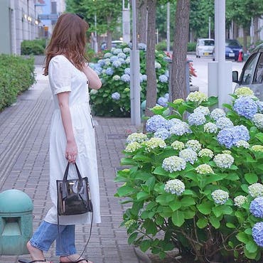 ☺︎ 2018/6/7
⋆﻿
⋆﻿
昔から夜ふかし大好き人間で
いつもだいたい夜は4〜5時間しか寝ないんだけど
⋆﻿
(と言いつつ出来る日は日中がっつりお昼寝してる😂👌🏻)
⋆﻿
⋆﻿
でもここ数日お昼寝なしの生活
＋きのうのお仕事が激務だったせいか
⋆﻿
久しぶりに
14時間もの長時間
爆睡しちゃった😂😂😂
⋆﻿
起きてすぐに思ったこと
『幸せだなぁ…🤤』
⋆﻿
 #寝起き 
 #秒で加山雄三  😂❤️
⋆﻿
⋆﻿
しかし予報どおり
関東も梅雨入りしたね😭
⋆﻿
しばらく出来ないかもと思って
この間買ったZARAのワンピにビーサン合わせ
しておきました💋💕
⋆﻿
⋆﻿
去年くらいから
低気圧頭痛？デビューしちゃって
雨の日はほんと憂鬱でしかないんだけど
来週は楽しみな予定も出来たし
梅雨もあたしらしく楽しみ隊😌☂️✨
⋆﻿
⋆﻿
⋆﻿
 #紫陽花とワンピとまたん 
 #部屋とYシャツと私  的な
 #たまたま街で見つけた紫陽花キレイだったー ♡
⋆﻿
onepiece   #zara 
denim   #donoban 
bag   #shoplist   #shoplista 
beach sandal  #gap 
⋆﻿
